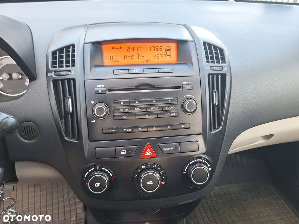 Kia Ceed 1.4 L - 8