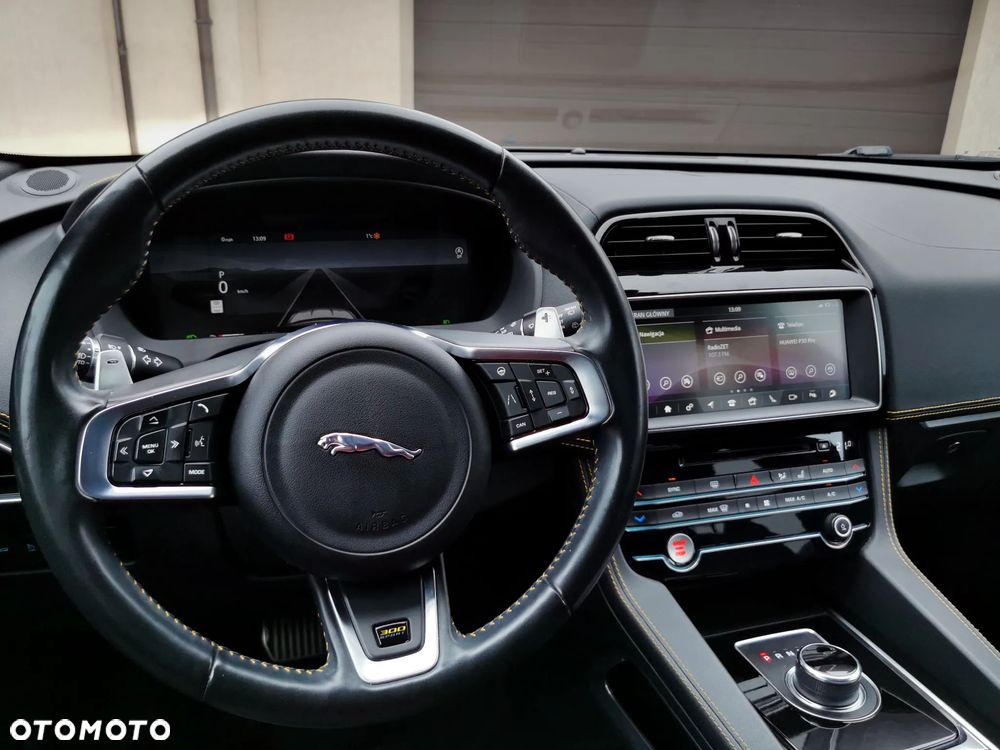 Jaguar F-Pace - 12