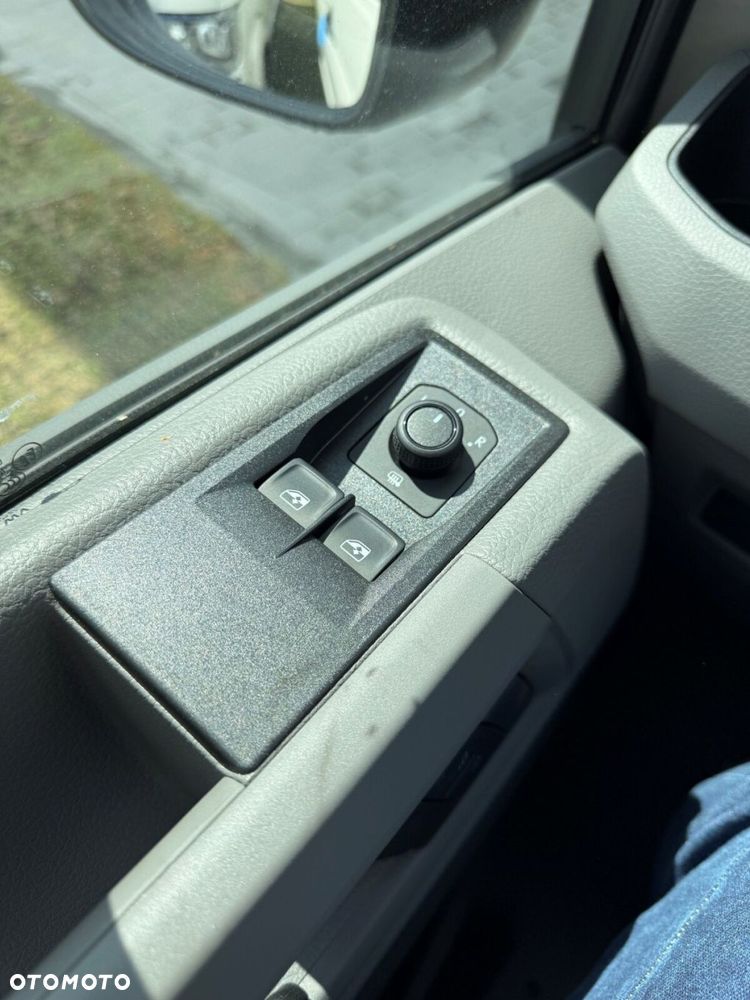 Volkswagen Crafter 35 Furgon z wysokim dachem silnik: 2,0 l EU6 SCR 177 KM / skrzynia biegów: Przedni napęd manualna 6-biegowa rozstaw osi: 4490 mm - 13