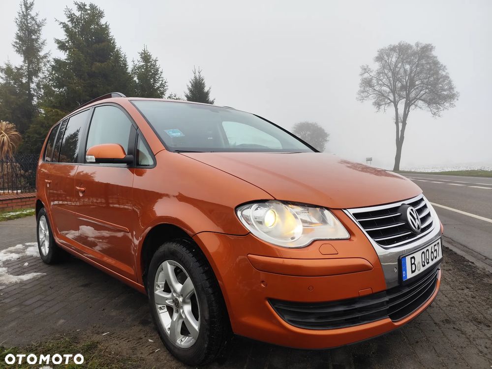 Volkswagen Touran 2.0 TDI Trendline DSG - 1