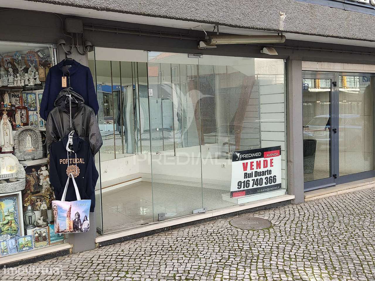 Loja situada na rua da Rainha Santa Isabel, Fátima - Grande imagem: 3/6