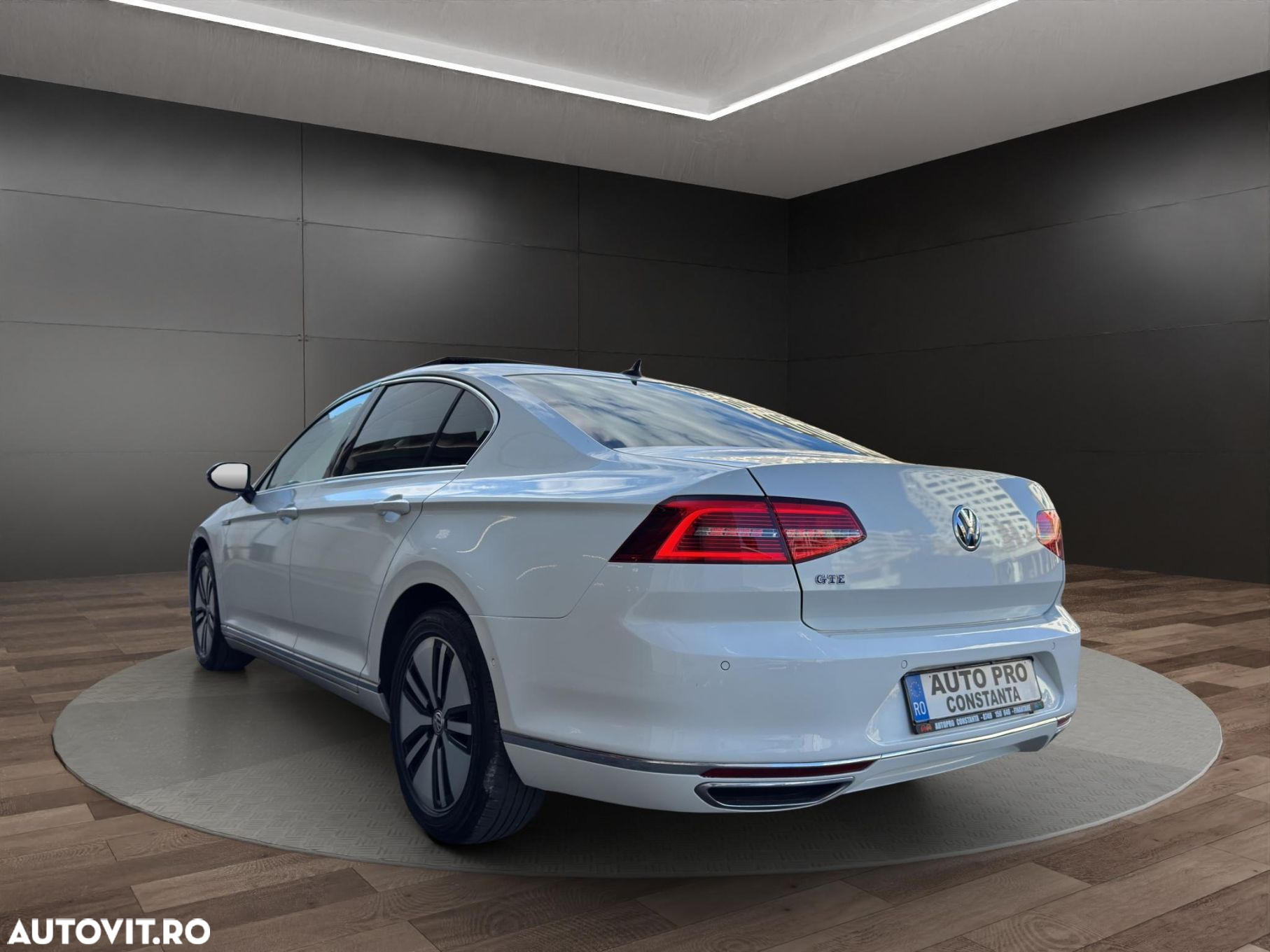 Volkswagen Passat - 4