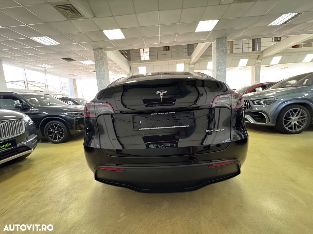 Tesla Model Y - 10