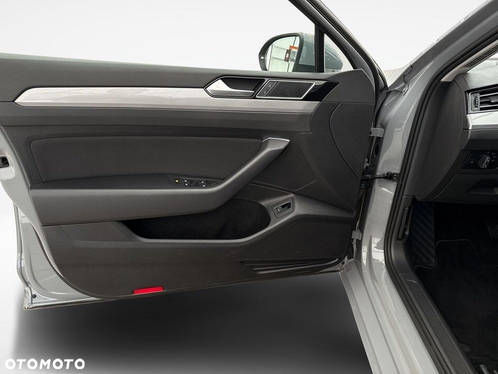 Volkswagen Passat - 11