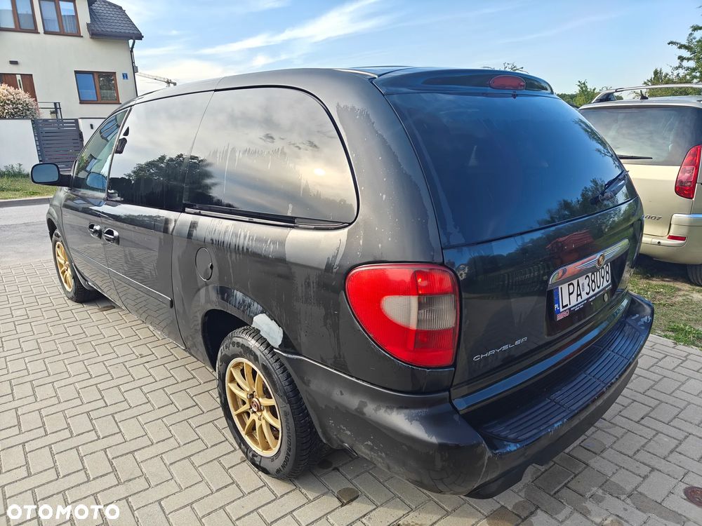 Chrysler Town & Country - 4