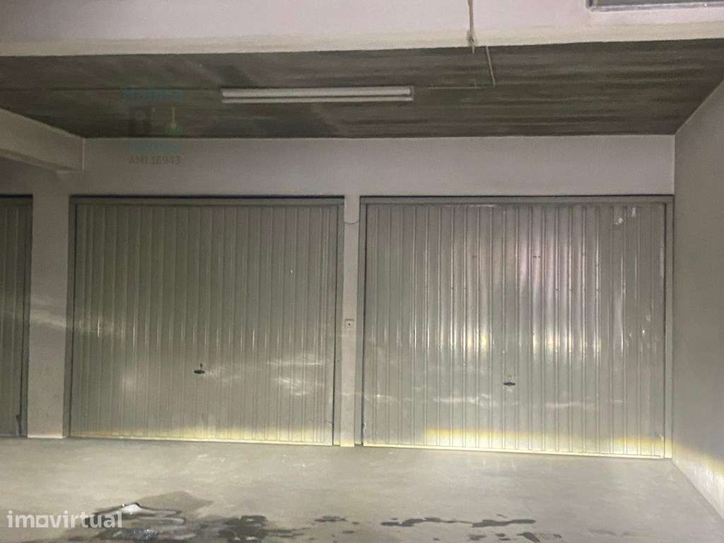 Arrenda-se Box / Garagem Fechada - Rua Eça de Queiroz, Entroncamento - Grande imagem: 2/12