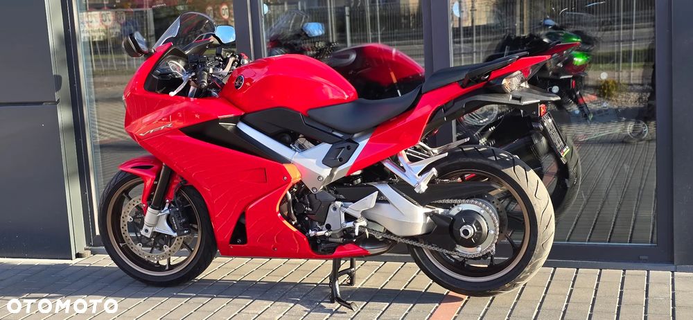 Honda VFR - 25