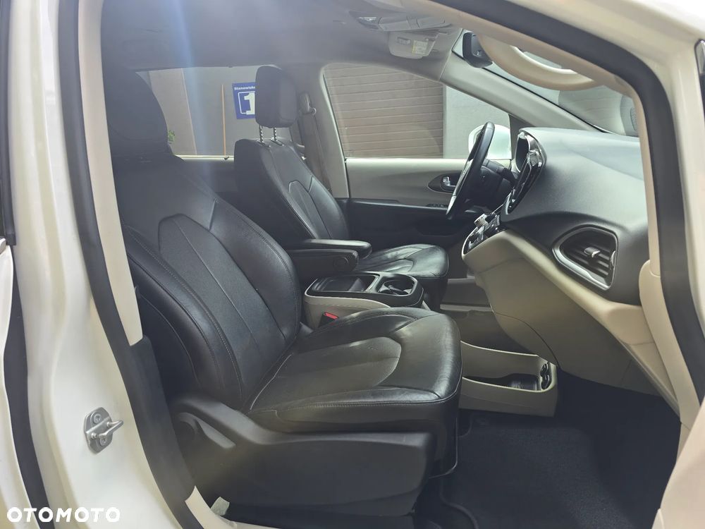 Chrysler Pacifica - 13
