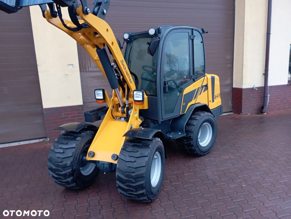 Schäffer 2430 z kabiną - 3