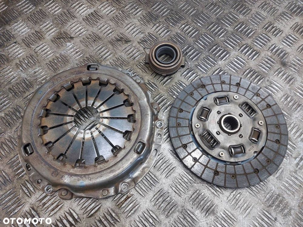 SPRZĘGŁO TARCZA + DOCISK + ŁOŻYSKO OPOROWE TOYOTA YARIS I 1.4 D4D - 1