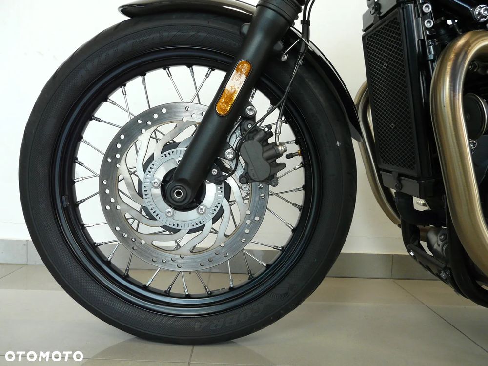 Triumph Bonneville Bobber - 15