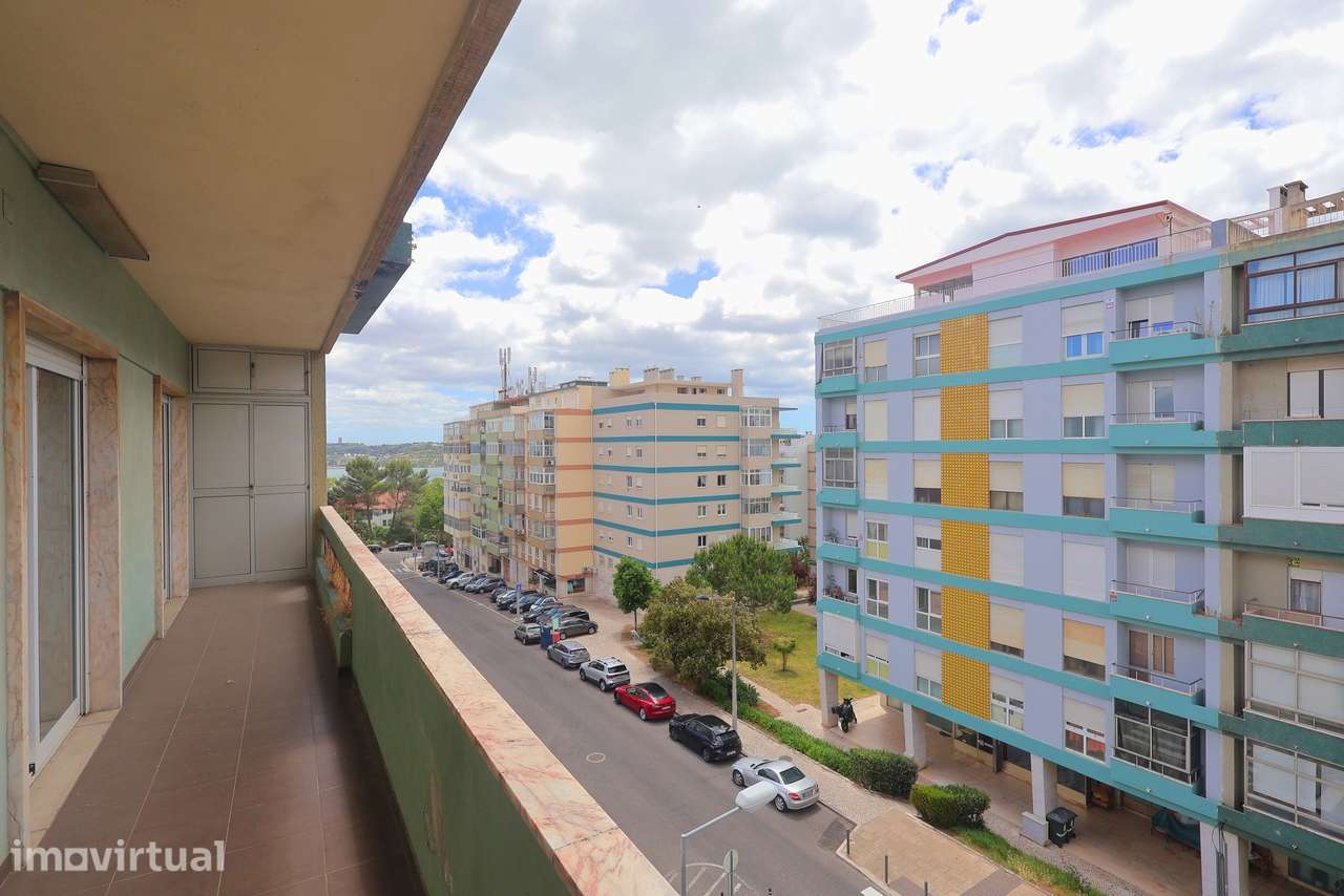 Apartamento espaçoso no Restelo: luz natural, varandas e carácter únic - Grande imagem: 2/22