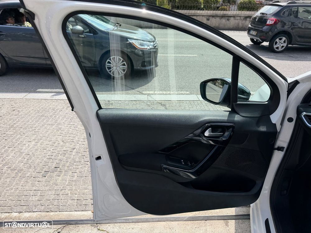 Peugeot 208 82 VTI Style — fotografia 17