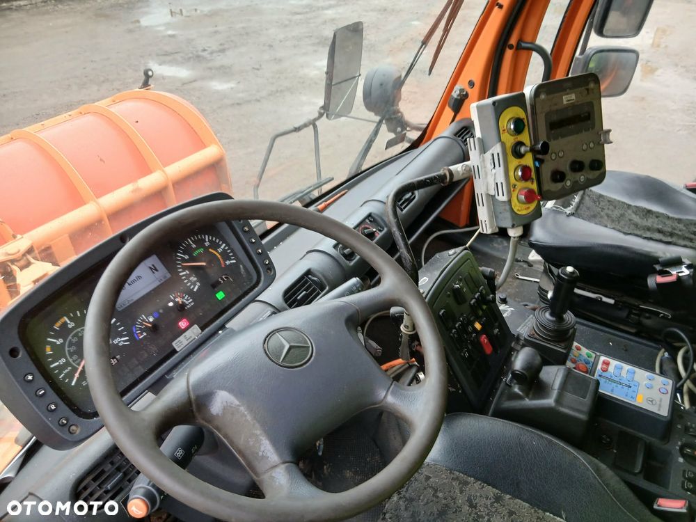 Mercedes-Benz Unimog U 400 - 12