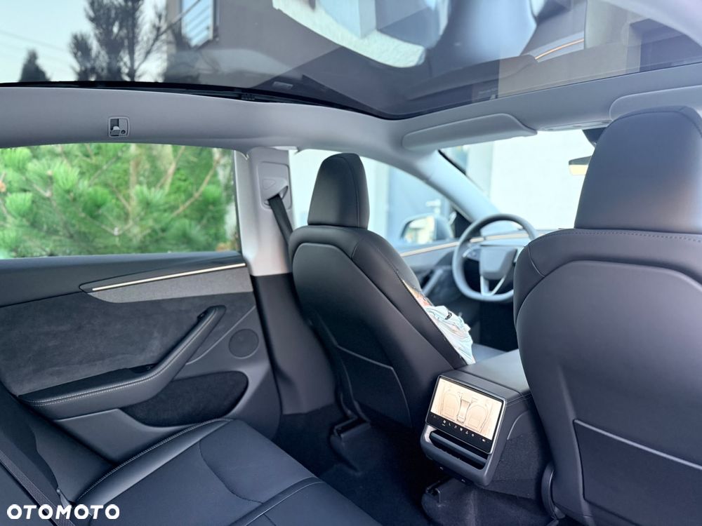 Tesla Model Y Long Range AWD - 26