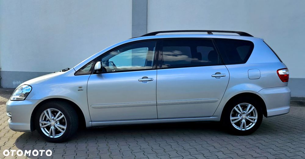 Toyota Avensis Verso 2.0 - 3