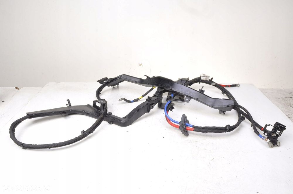 VOLVO XC60 II B5 BENZYNA WIĄZKA INSTALACJA PRZEWODY DO AKUMULATORA 32374028 - 1