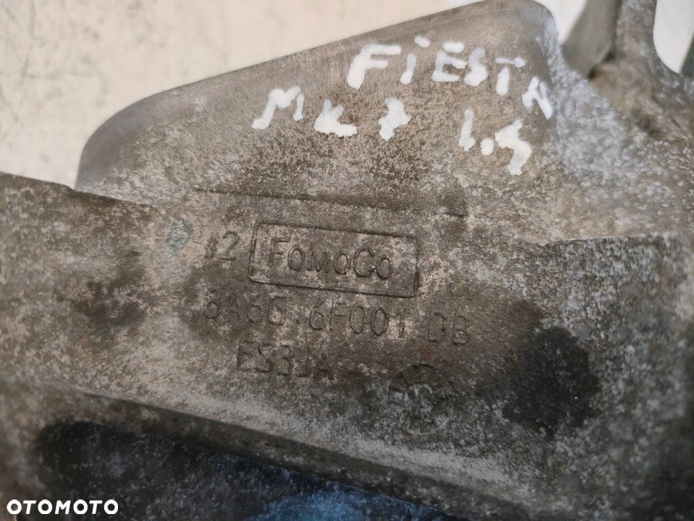 FORD FIESTA MK7 1.4 B 09- ŁAPA WSPORNIK SILNIKA 8A666F001DB - 2