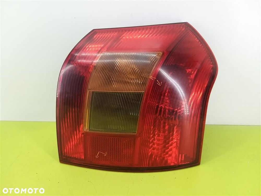 Lampa prawa tylna tył Toyota Corolla E12 HATCHBACK 2001-2007 - 1