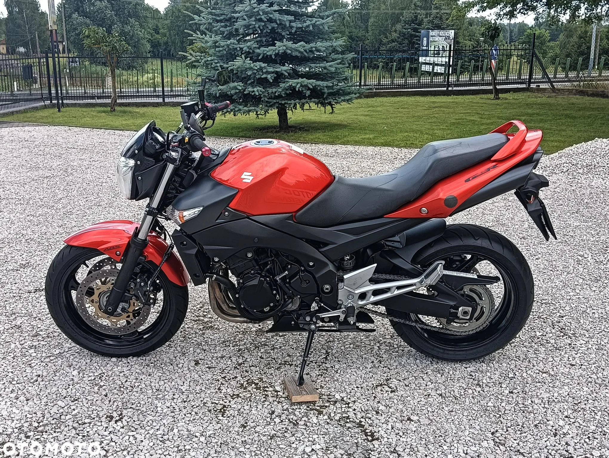 Suzuki GSR - 13