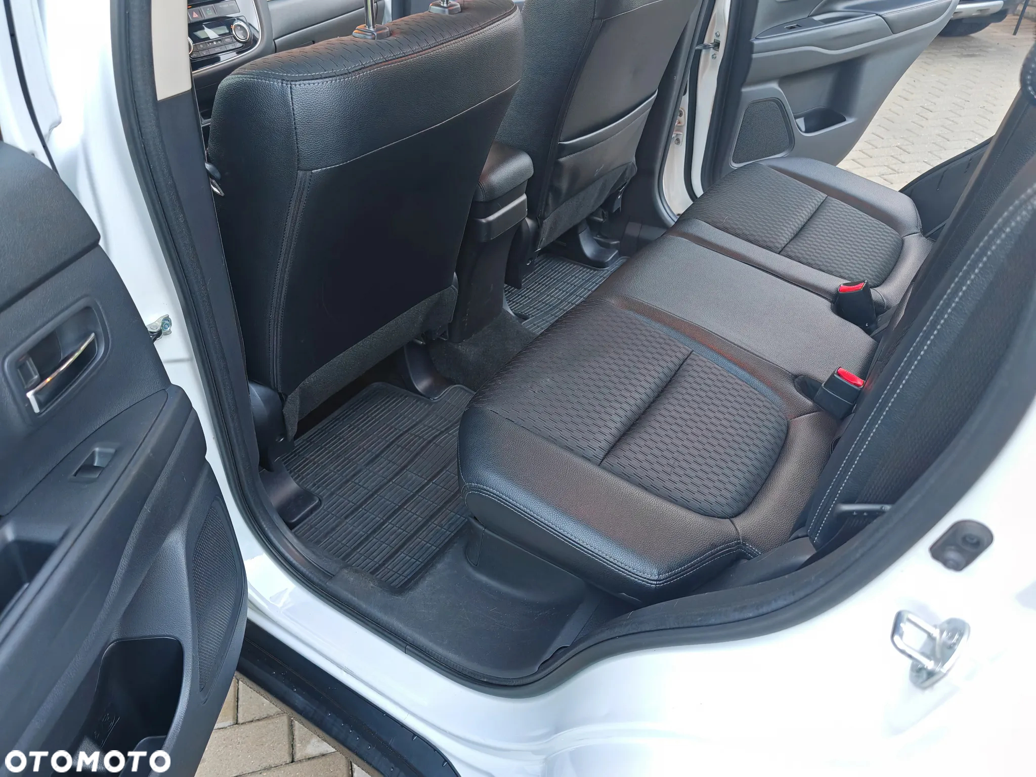 Mitsubishi Outlander 2.0 Instyle + 4WD CVT - 15