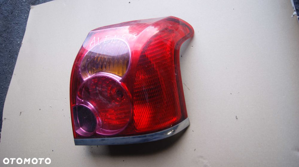 Lampy Toyota Avensis Tył - 2