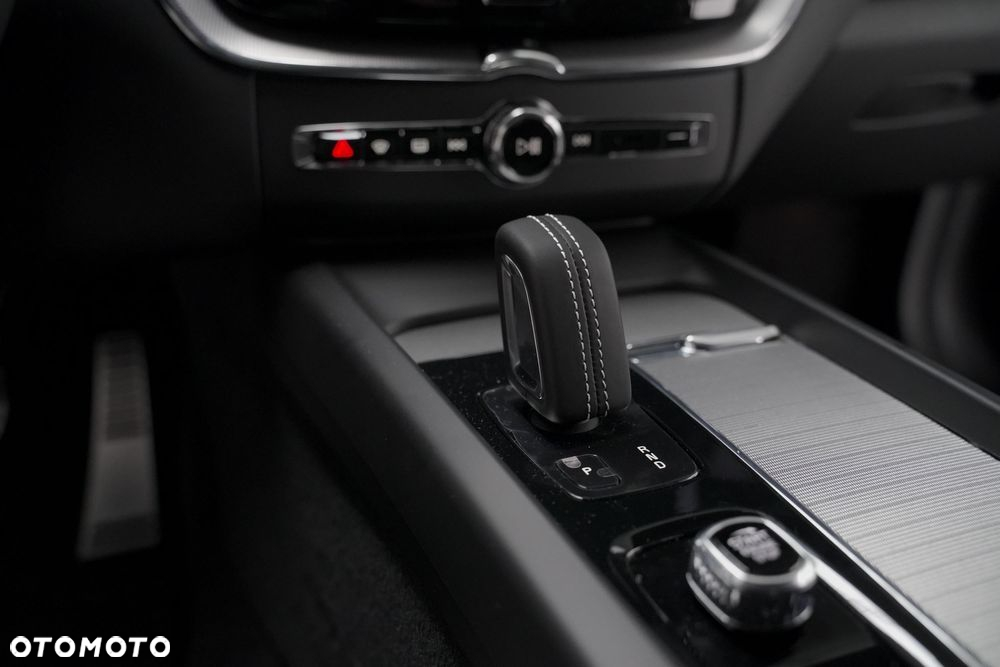 Volvo XC 60 B5 B AWD Plus Dark - 16