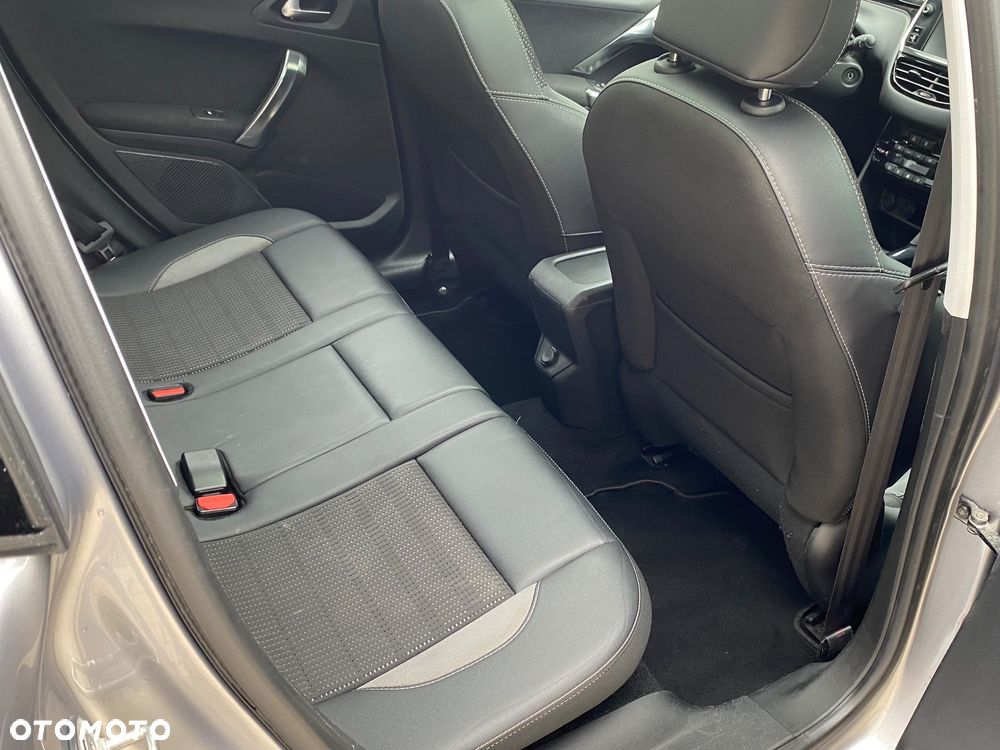 Peugeot 2008 1.2 Pure Tech Allure S&S - 15
