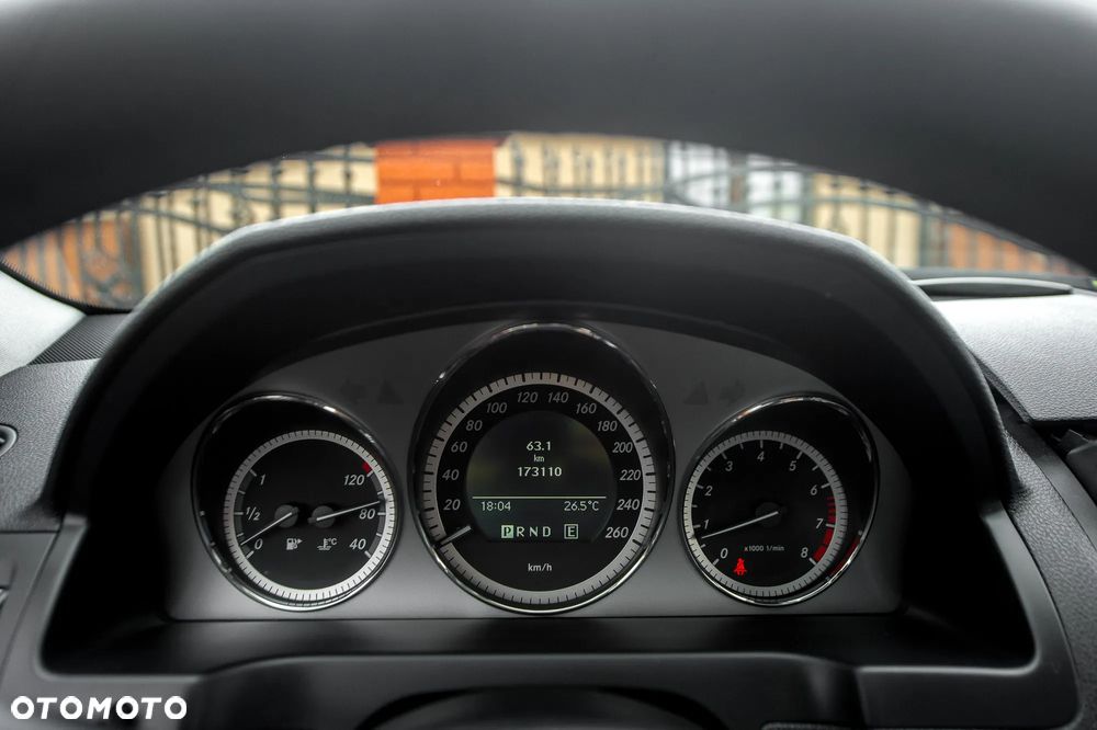 Mercedes-Benz Klasa C 250 CGI Automatik BlueEFFICIENCY Avantgarde - 25