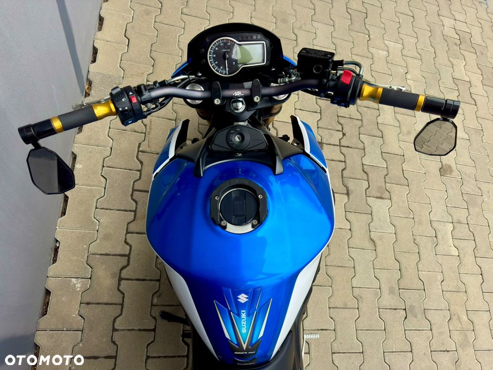 Suzuki GSR - 15