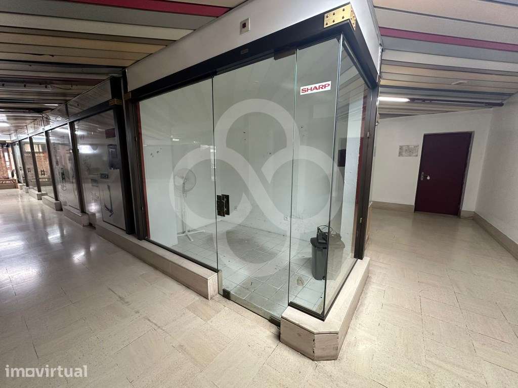 Loja renovada no Shopping Centre das Pedralvas em Benfica Lisboa - Grande imagem: 3/26