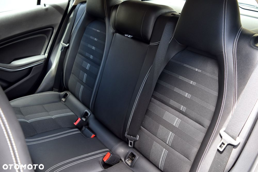 Mercedes-Benz GLA 200 7G-DCT Style - 24