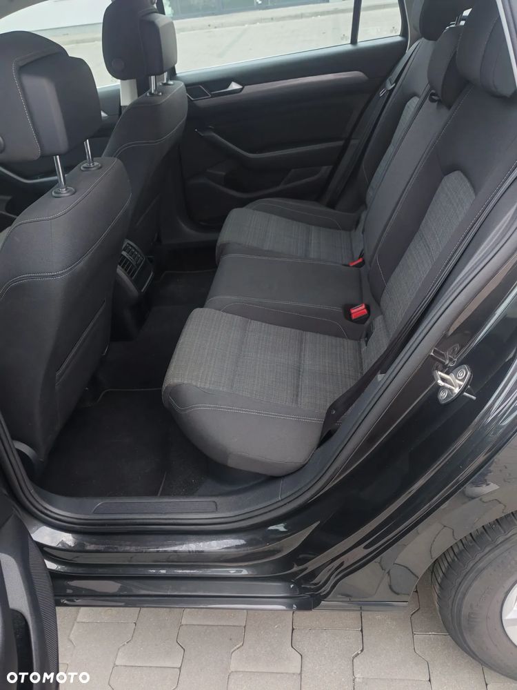 Volkswagen Passat 2.0 TDI SCR Comfortline - 22