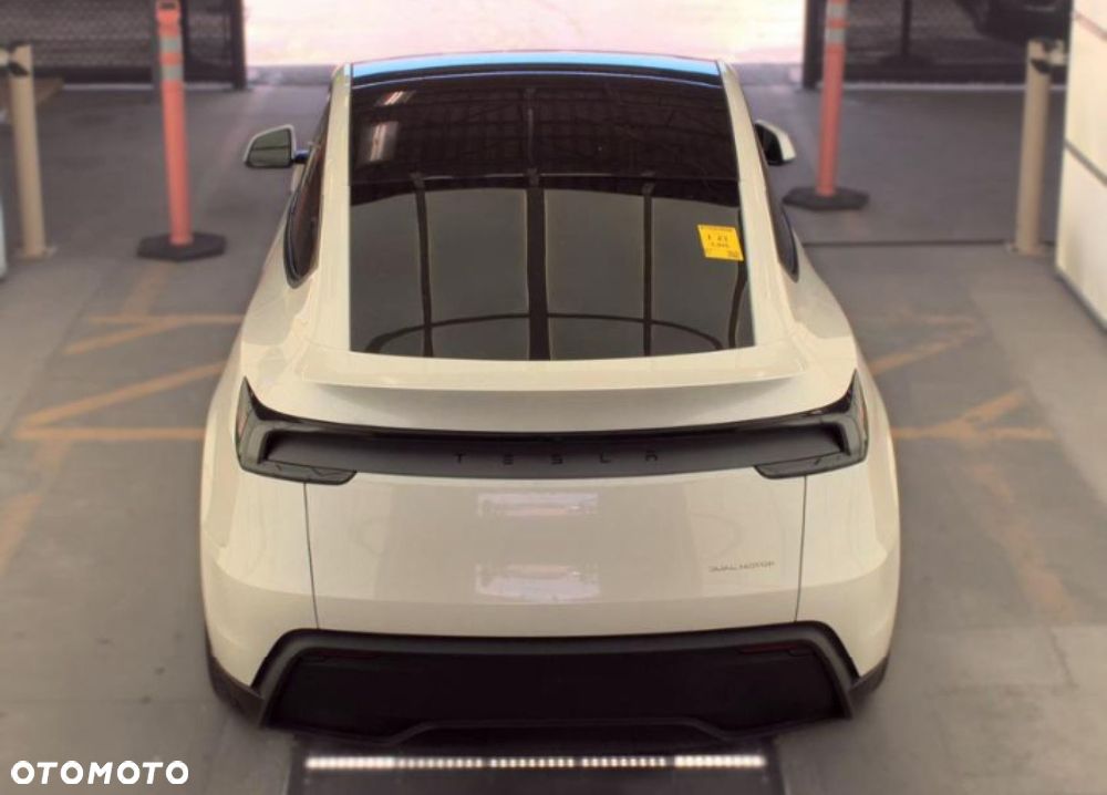Tesla Model Y - 8