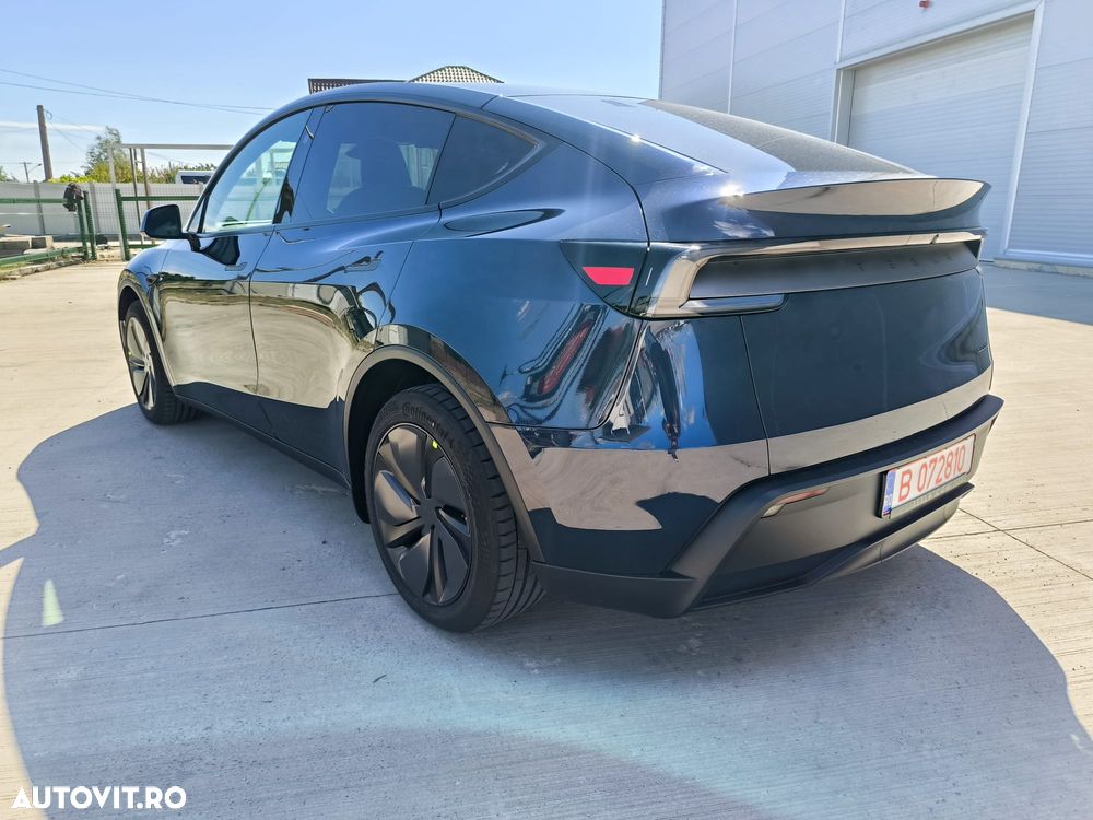 Tesla Model Y - 10