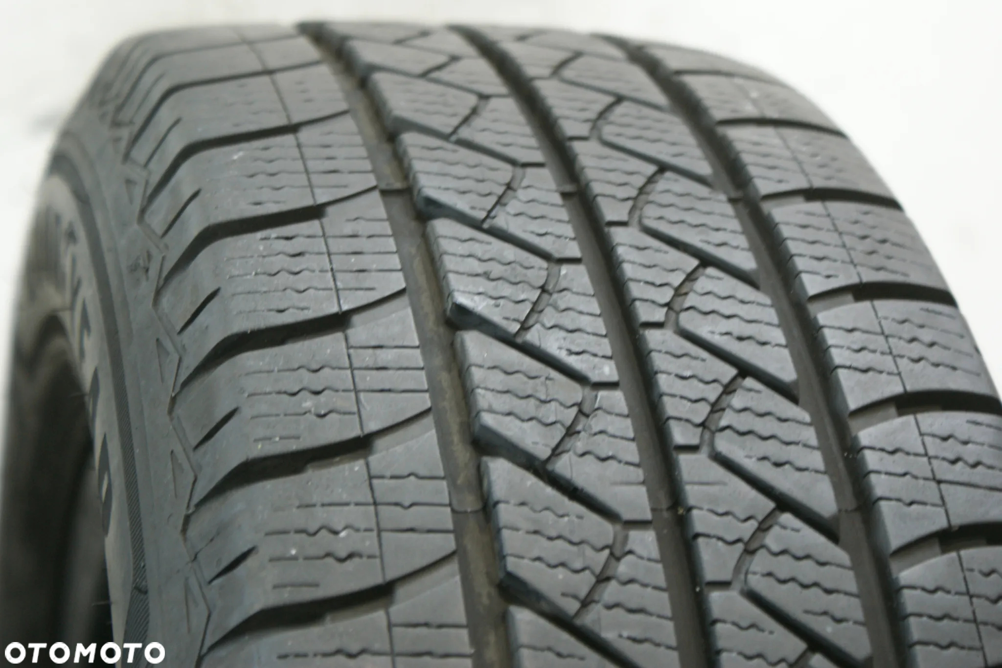 całoroczne 215/65R16C GOODYEAR VECTOR 4SEASONS CARGO 8mm  B1775 - 2