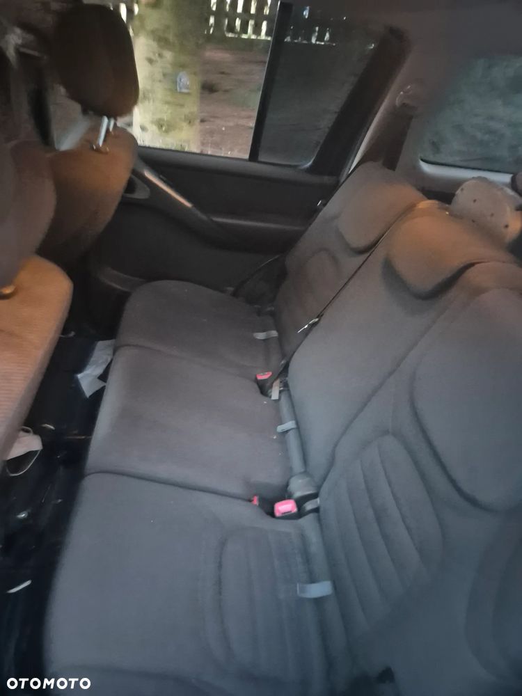 Nissan Pathfinder 2.5 D XE - 12