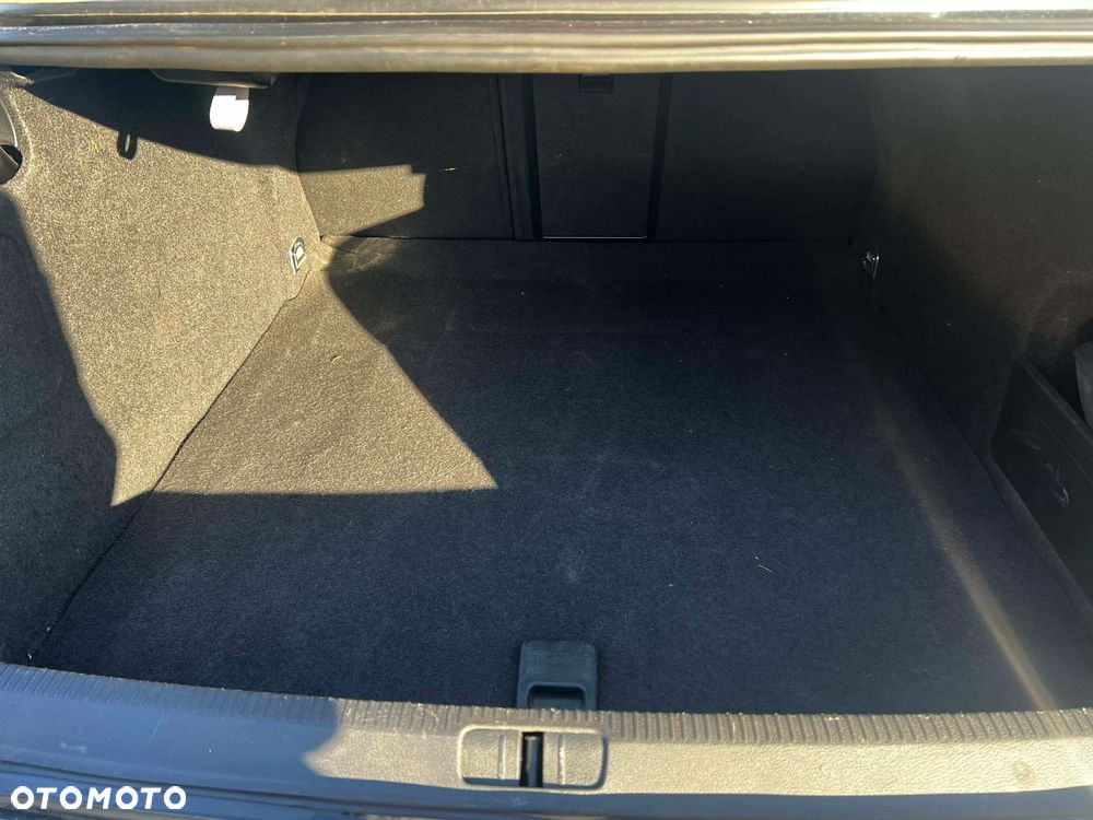 Volkswagen Passat 2.0 TDI Trendline - 12