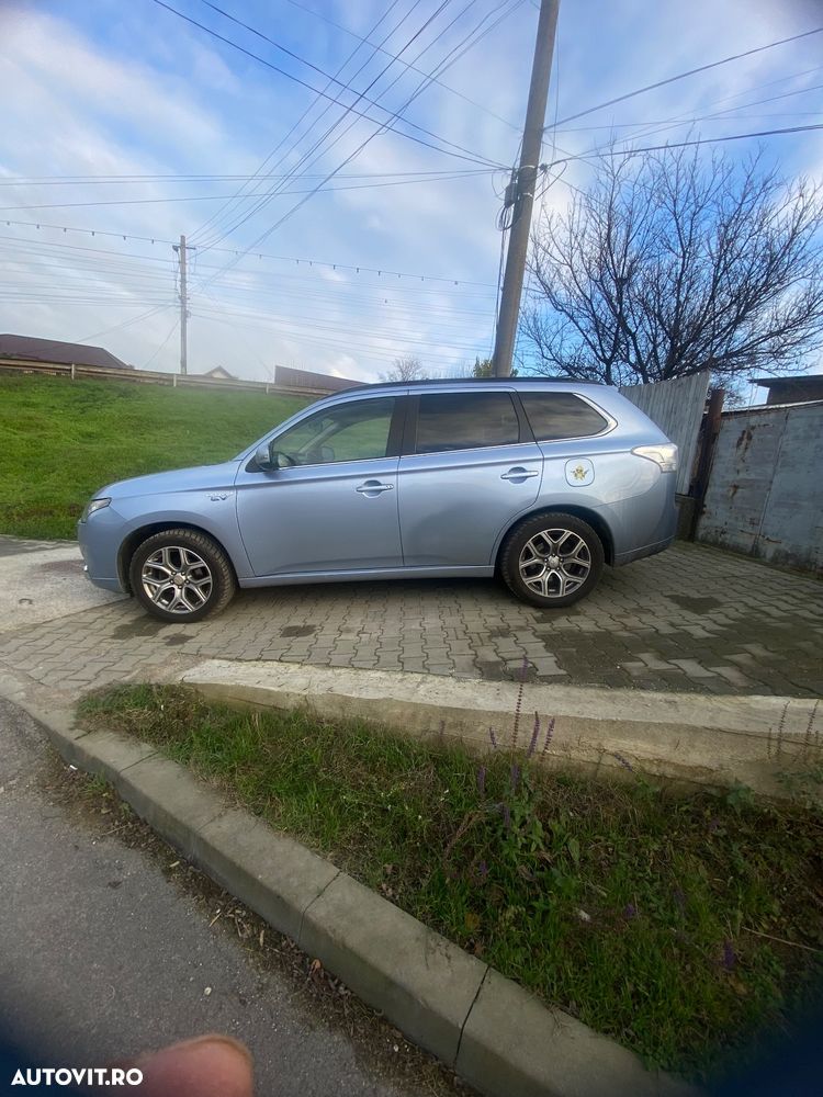 Mitsubishi Outlander - 2