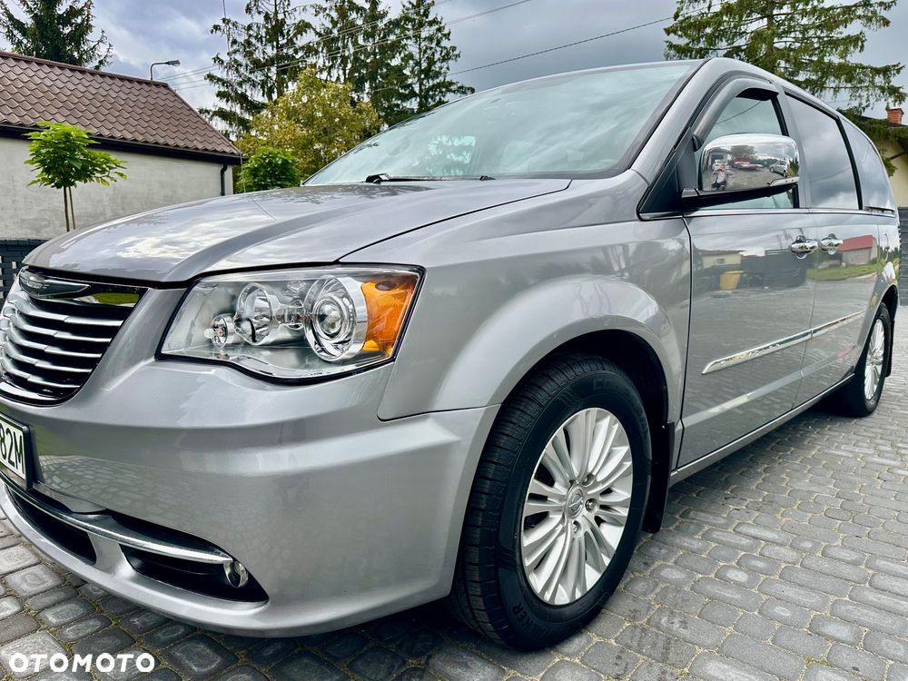 Chrysler Town & Country 3.6 Limited - 12