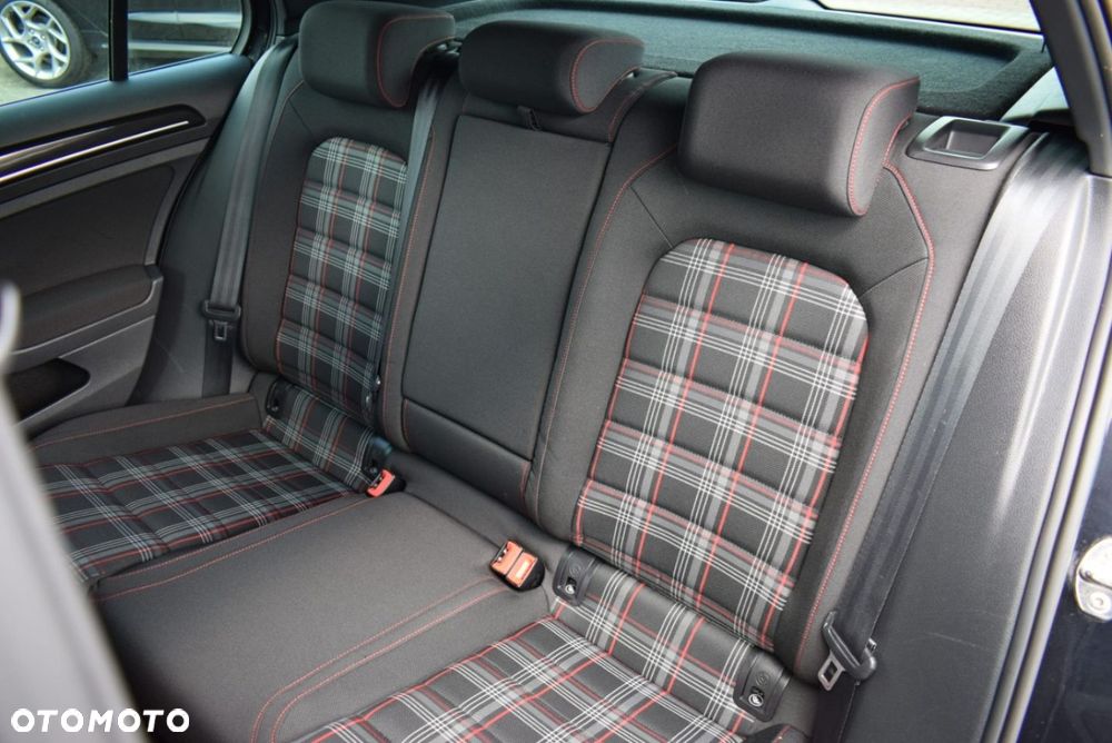 Volkswagen Golf - 23