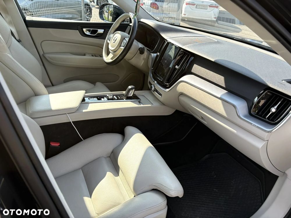Volvo XC 60 B4 D AWD Momentum - 25