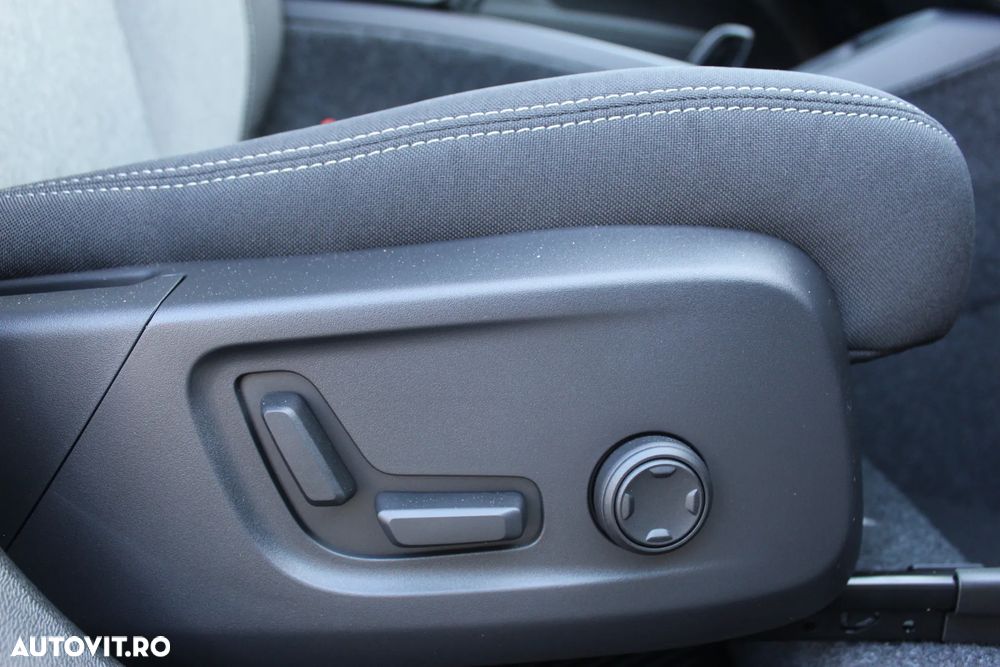 Volvo XC 40 B3 AT FWD MHEV Plus Dark - 32