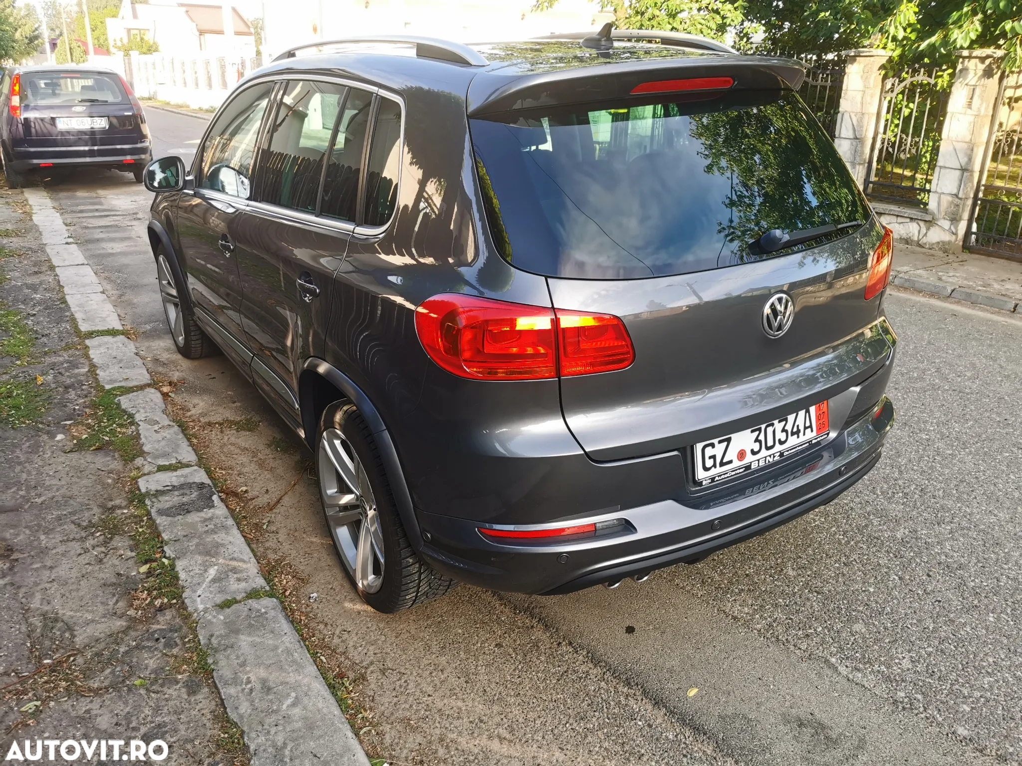 Volkswagen Tiguan - 2
