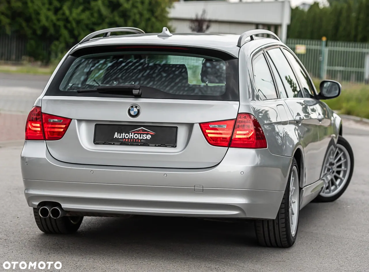 BMW Seria 3 325i xDrive Touring - 10