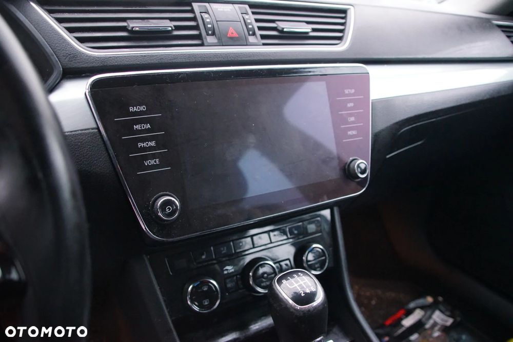 Auto na części - Skoda Superb III 2.0 TDI 150 KM DFGA QFZ LF7M 2018R Silnik Skrzynia Drzwi Zderzak Błotnik Klapa Lampa Lusterko Klamka Deska Kokpit Sterownik Moduł Czujnik Licznik Wyświetlacz Kierownica Panel - 12