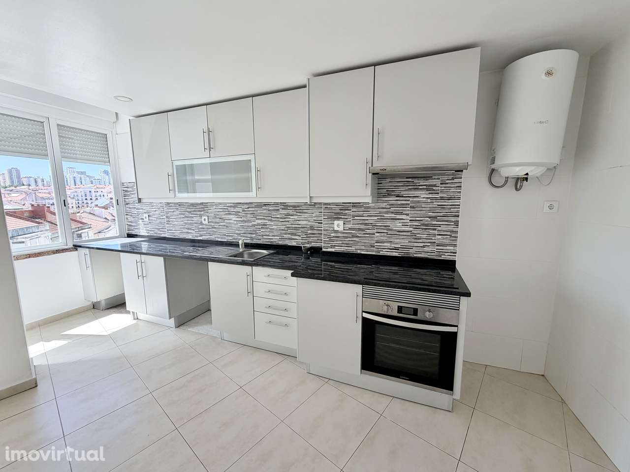 T2 remodelado na Damaia com varanda fechada e vista desafogada - Grande imagem: 2/22