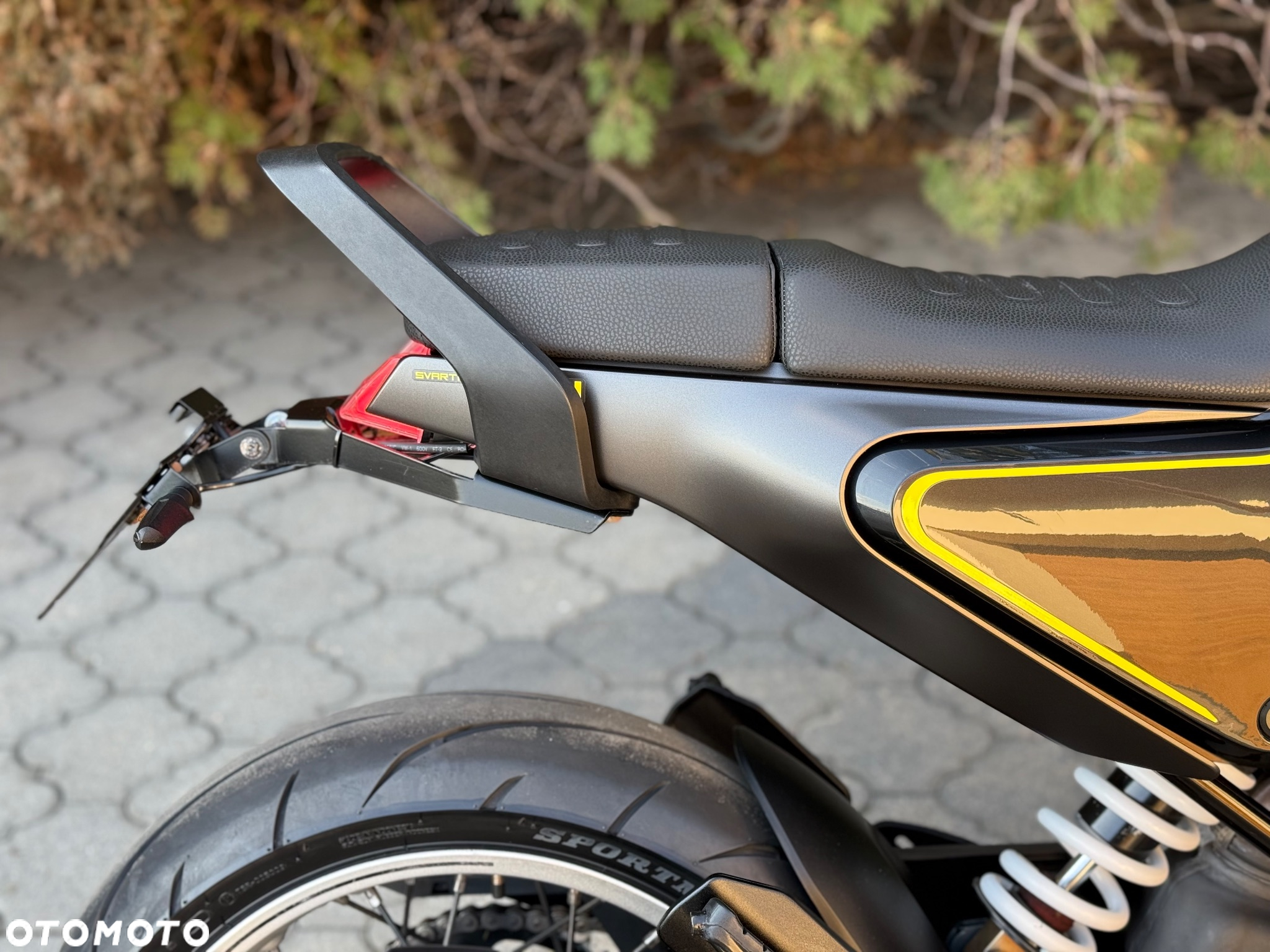 Husqvarna Svartpilen - 20