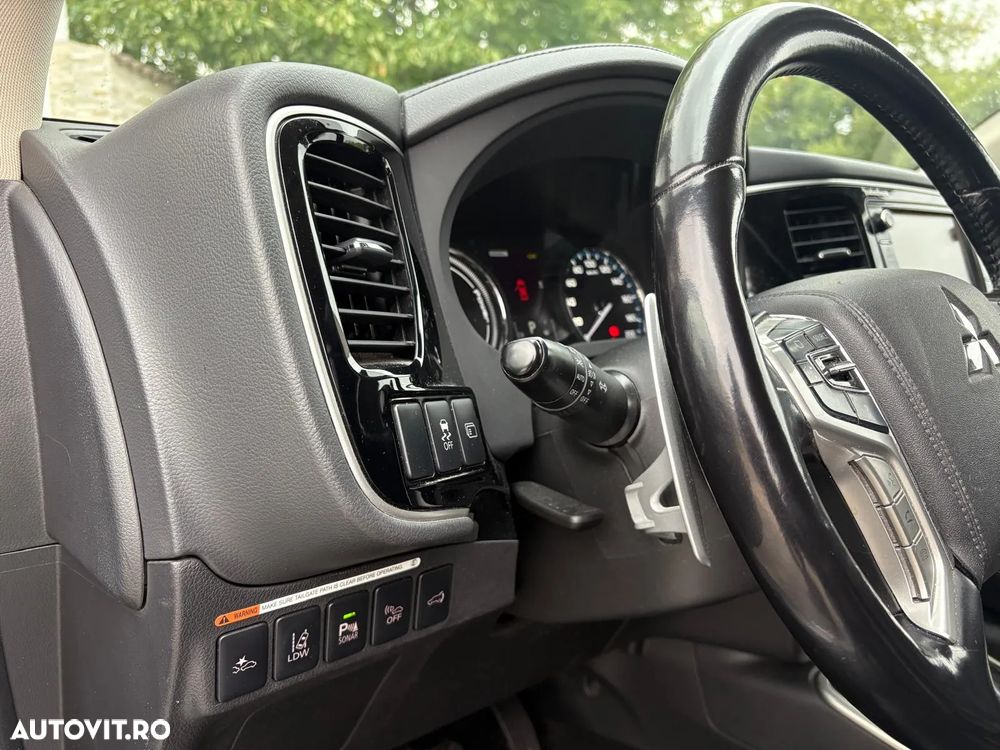 Mitsubishi Outlander 2.0 4WD Plug-In Hybrid Plus - 12