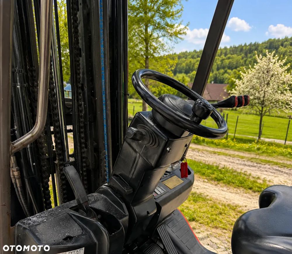 Manitou MI25D Wózek Widłowy 2,5 tony. Posuw Hydrauliczny. Maszt triplex. Wolny skok! Wysokość Podnoszenia 5 metrów. Jak nowy z Salonu. Pochodzi z Norweskiego Gospodarstwa! Aktualne przeglądy DEKRA i serwisy! Opony jak Nowe. Silnik Yanmar. Małe gabarety bardzo zwrotna maszyna! Zero luzów wycieków i zniszczeń. OKAZJA. Pełny ORYGINAŁ! Rok Prod. 2014. Niski przebieg 3300mtg - 32